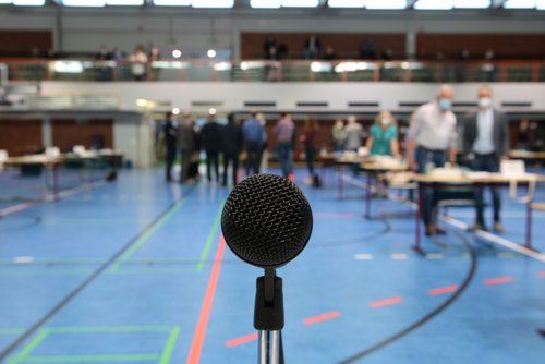 Mikrofon bei einer Versammlung in der Turnhalle der FJLS