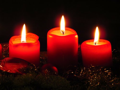 Drei brennende Kerzen