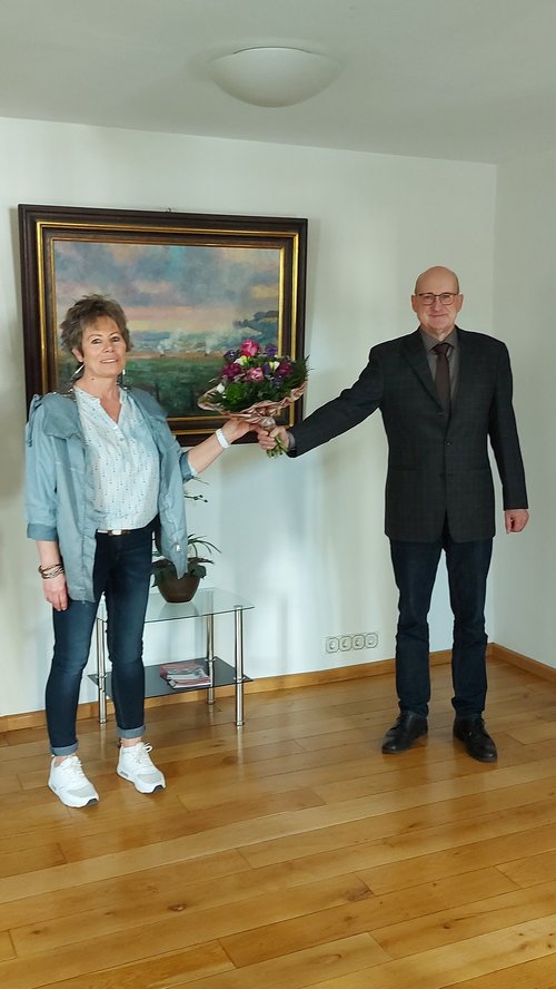 Bürgermeister Ruoff verabschiedet Frau Brunner mit einem Blumenstrauß