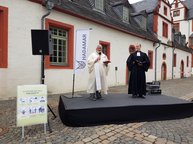 Pfarrer Fuchs (re.) und Pfarrer Eisenreich spenden den "ökumenischen Bikersegen"