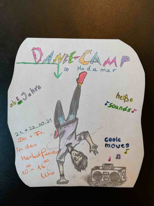 Selbst gemalter Flyer zum Dance Camp mit einem Tänzer, der einen einhändigen Handstand macht