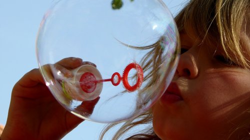 Ein Kind pustet Seifenblasen