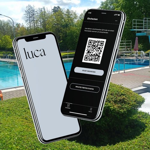 Smartphones mit Luca App vor dem Hadamarer Schwimmbad