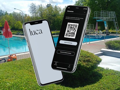 Smartphones mit Luca App vor dem Hadamarer Schwimmbad