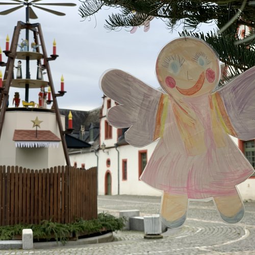 Ein selbst gemalter Engel am Weihnachtsbaum auf dem Schlossplatz