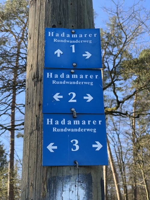 Drei blaue Wanderwege-Schilder