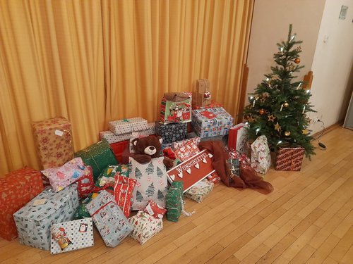 Viele Geschenke unter dem Weihnachtsbaum der Aktion „Sei ein Engel“