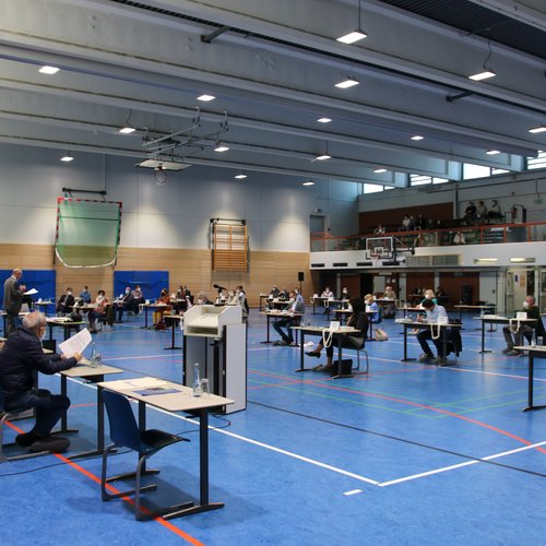 Stadtverordnetenversammlung in der Turnhalle der Fürst-Johann-Ludwig-Schule