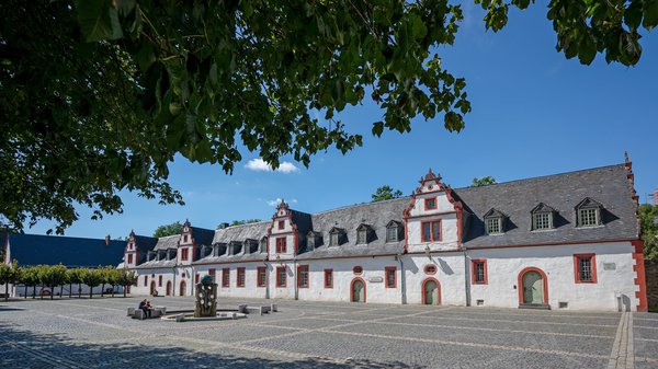 Der Schlossplatz in Hadamar in Blickrichtung Marstallgebäude