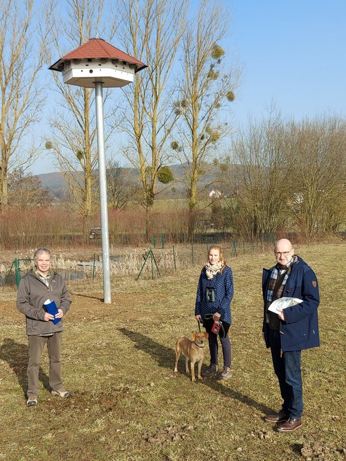 Bürgermeister Ruoff mit dem Vorstand des NABU (Anna Pietsch und Karl-Peter Brühl) vor dem Artenschutzhaus in Oberweyer